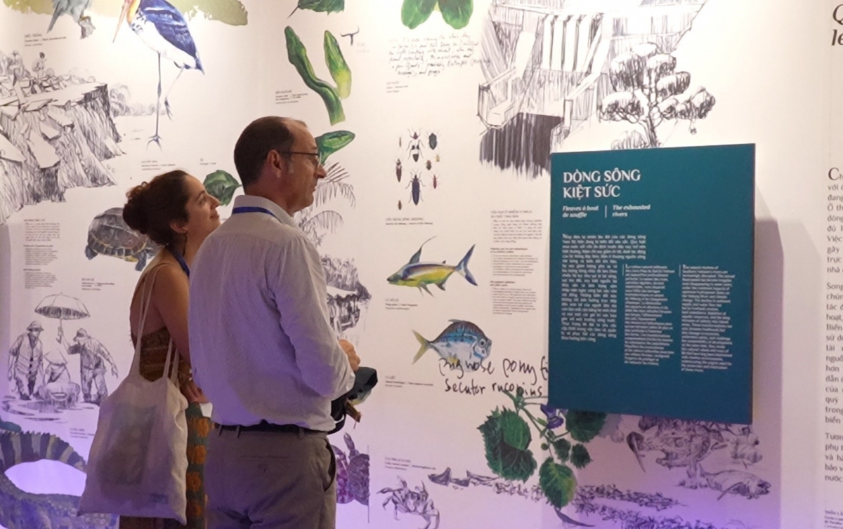 Foreign tourists at the exhibition "Nous, les fleuves du Sud" (Photo: Huu Duyen/VNA)