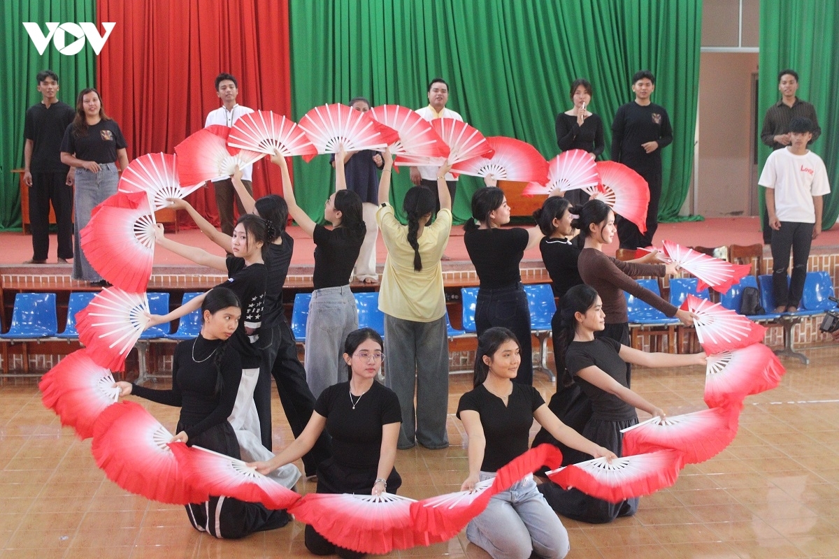 연습 중인 참(Chăm)족 비전문 배우들 (사진: VOV)