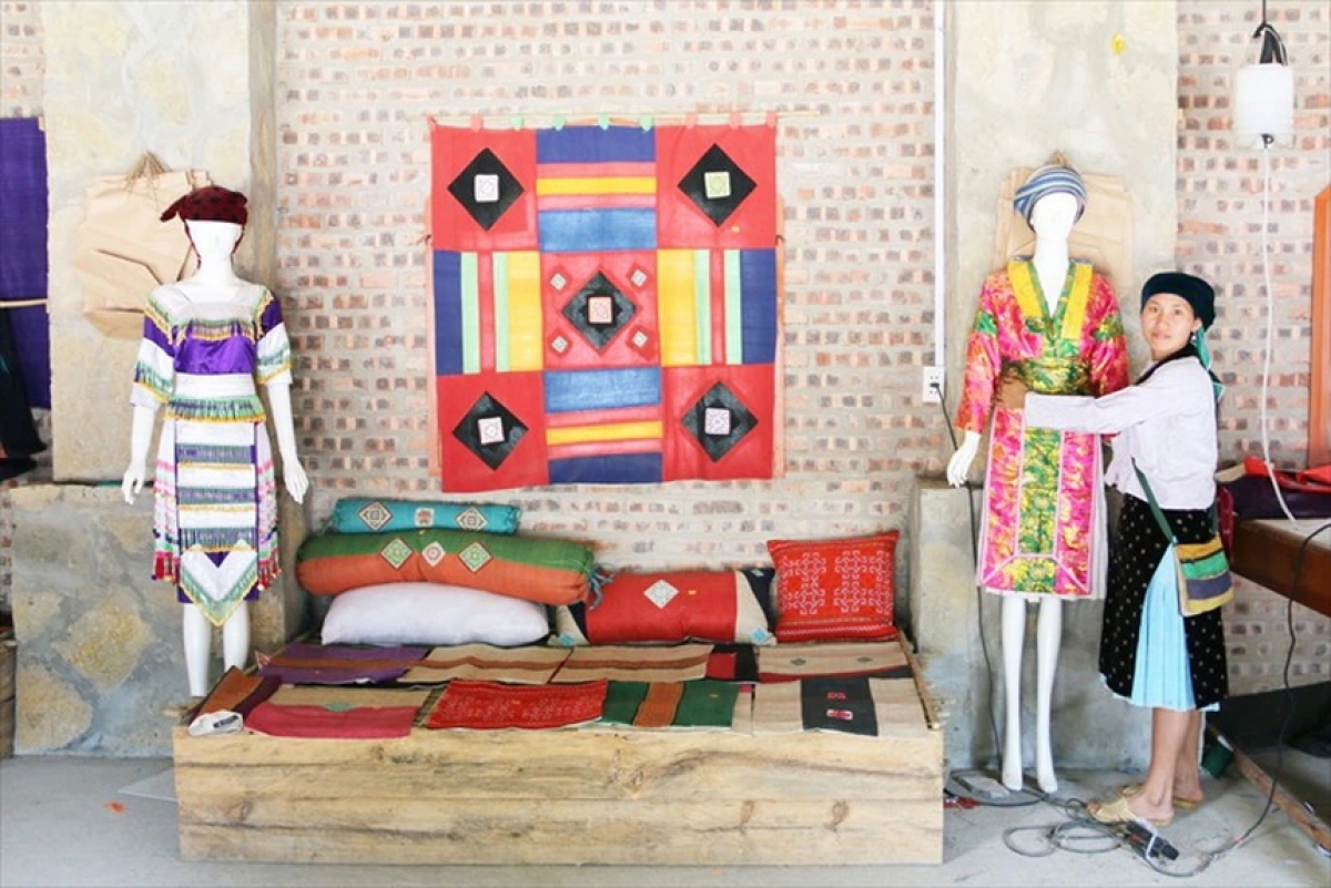 Sung Thi Si introduces products of the Sa Phin White Linen Cooperative in Sa Phin commune, Tuyen Quang province. (Photo: phunuvietnam.vn)