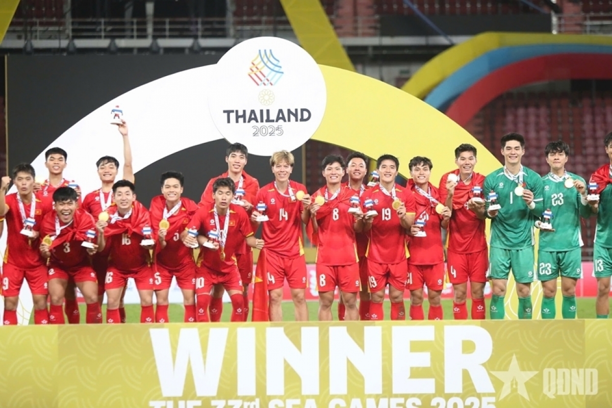 Tim Sepak Bola Putra Vietnam yang meraih juara di SEA Games 33 (Foto: qdnd.vn)