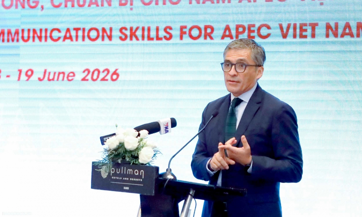 Mr. Fernando Salas, Director of the Communications and Public Relations Department of the APEC International Secretariat, shares his insights at the workshop. (Photo: baoquocte.vn)