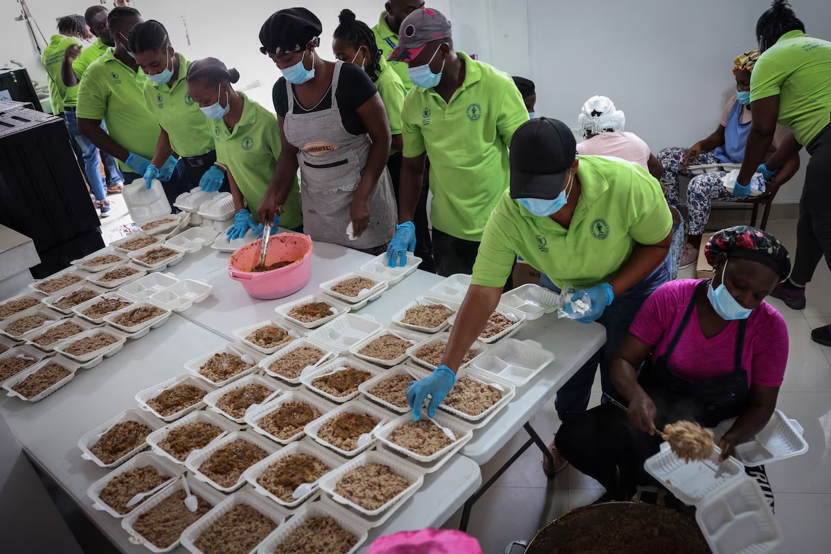 A community action center, supported by the WFP, prepares hot meals for refugees at a high school in Haiti. (Photo: REUTERS/Ricardo Arduengo)