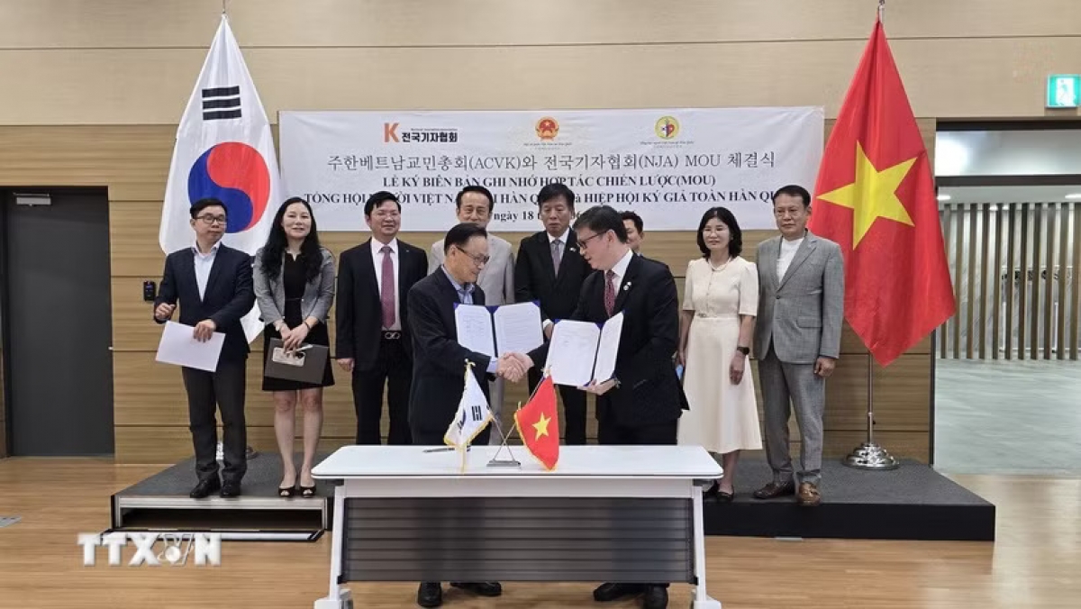 Ông Đào Tuấn Hùng, Chủ tịch AVCK và Ông Choi Jong Yeop, Chủ tịch Hiệp hội báo chí quốc gia Hàn Quốc, trao bản hợp tác tại lễ ký. Ảnh: Đức Thắng/TTXVN