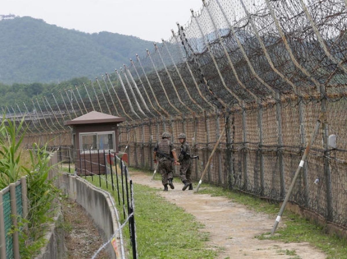 韓国軍兵士が江原道高城郡の南北非武装地帯（DMZ）で巡回（写真：AP）