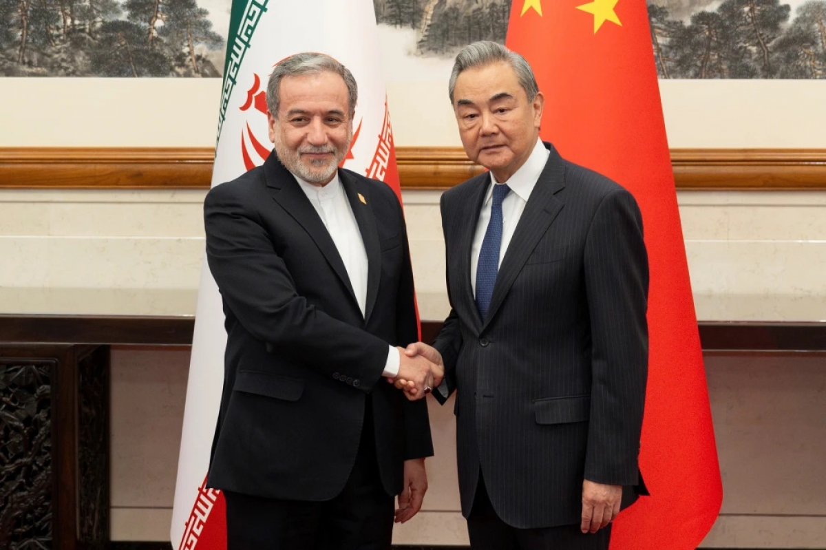 イランのアッバス・アラグチ外相（左）と中国の王毅外相、北京で握手（写真：AP）