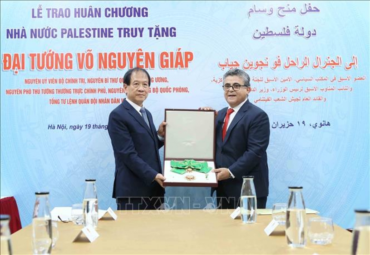 Palestinian Ambassador to Vietnam Saadi Salama presents the Grand Collar Medal of the State of Palestine to a representative of General Vo Nguyen Giap’s family, Hanoi, June 19, 2026. (Photo: An Dang/VNA)