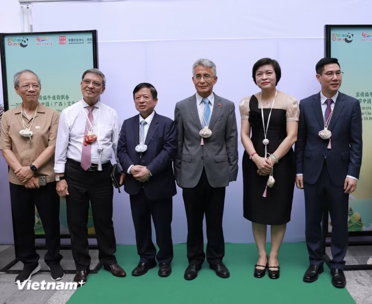 参加活动的代表们佩戴香囊。