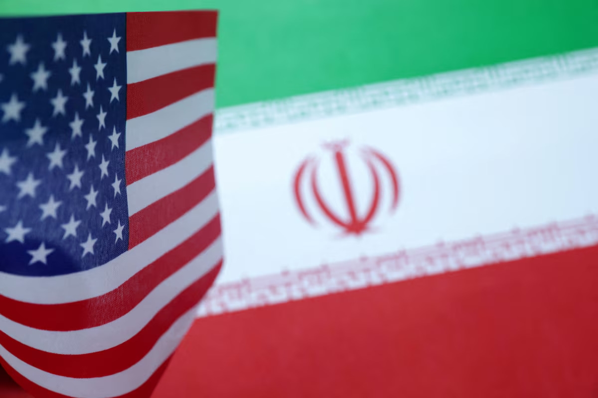 Les drapeaux iranien et américain sont imprimés sur du papier. Photo d’illustration: REUTERS/Dado Ruvic
