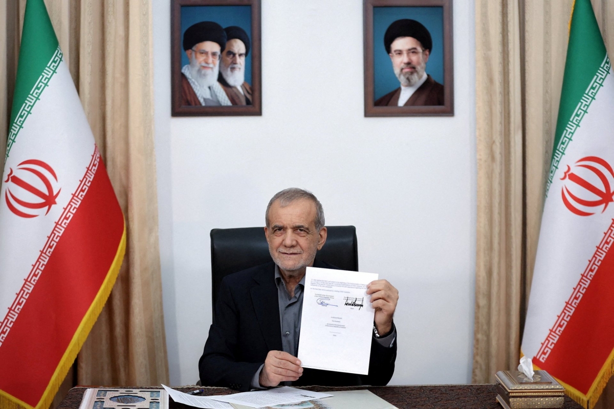Presiden Iran Masoud Pezeshkian meninjau dokumen  MoU dengan AS di Tehran, Iran, 18 Juni 2026. Foto: Situs resmi Kepresidenan Iran/WANA via REUTERS.