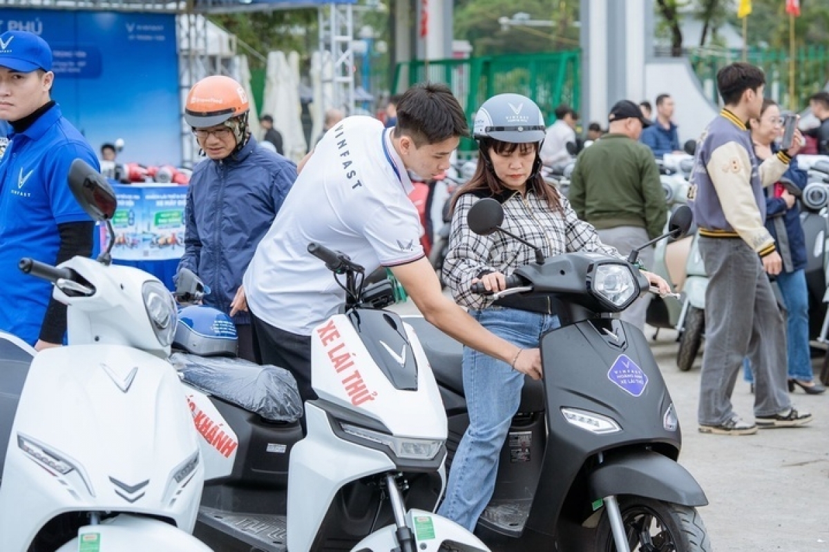 Hộ nghèo của toàn TP.HCM và toàn bộ người dân Côn Đảo được hỗ trợ toàn bộ chi phí mua xe máy điện.