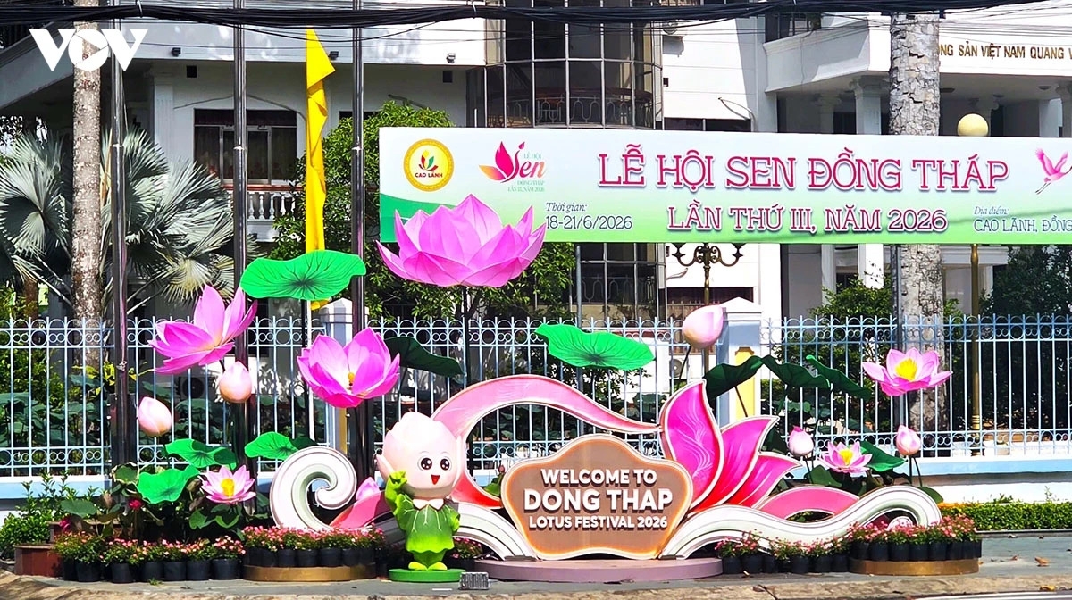Diễn ra từ ngày 18-21/6 tại phường Cao Lãnh, Lễ hội Sen Đồng Tháp lần thứ III không chỉ tôn vinh giá trị văn hóa, kinh tế của ngành hàng sen mà còn tạo nên bức tranh rực rỡ sắc màu, nơi mỗi góc phố, mỗi không gian trưng bày đều trở thành điểm nhấn thu hút du khách đến tham quan, lưu giữ những khoảnh khắc đẹp cùng loài hoa biểu tượng của Đồng Tháp.