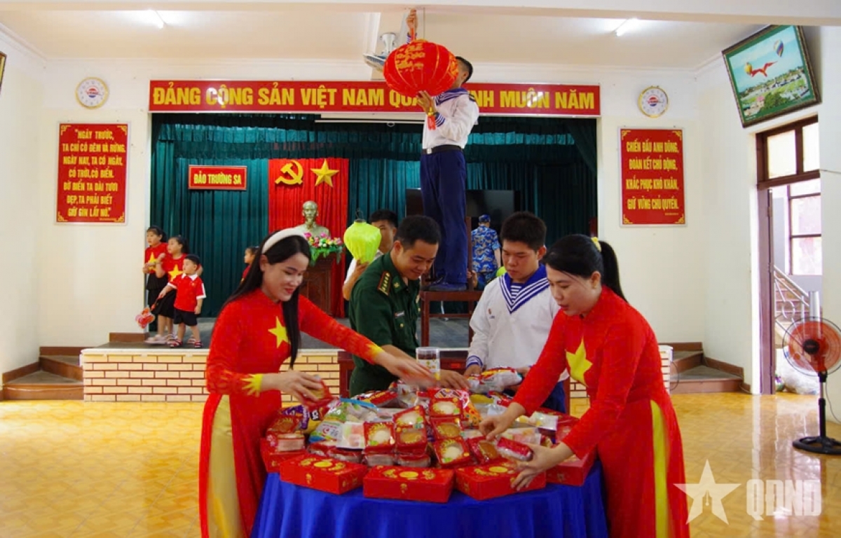 Những ngày cuối tháng 5, tại đặc khu Trường Sa, chính quyền địa phương cùng quân và dân trên đảo tích cực tổ chức nhiều hoạt động vui chơi phong phú, mang đến cho các em một ngày Tết Thiếu nhi ý nghĩa, đầm ấm nơi đầu sóng ngọn gió của Tổ quốc. Ảnh: qdnd.vn
