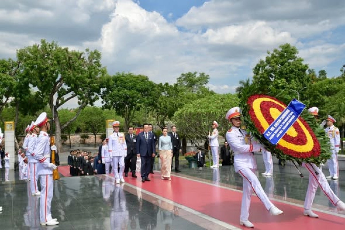นาย อนุทิน ชาญวีรกูล นายกรัฐมนตรีไทยได้นำคณะฯ ไปวางพวงมาลา ณ อนุสาวรีย์วีรชนทหารพลีชีพเพื่อชาติบั๊กเซิน (Photo: thaigov.go.th)