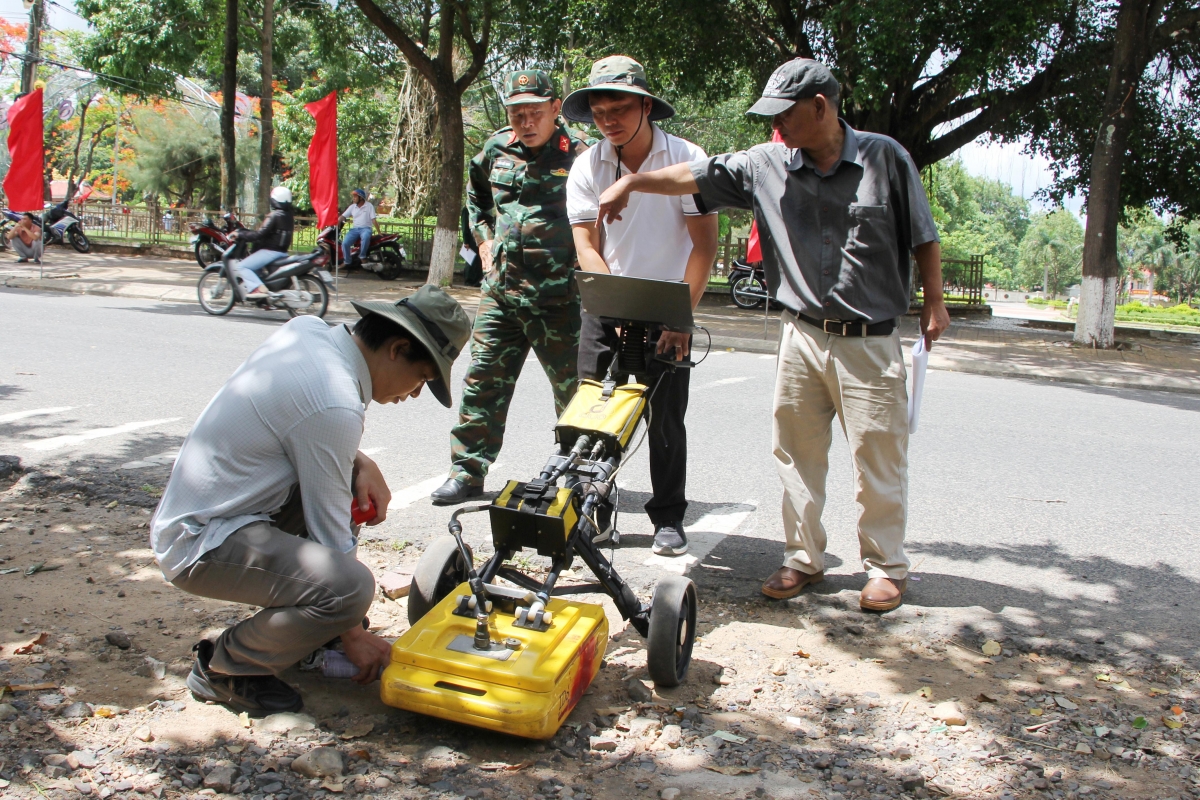 Experts conduct ground-penetrating radar scans in areas suspected of containing burial trenches of fallen soldiers in Dak Cam Ward, Quang Ngai Province. (Photo: Ty Huynh)