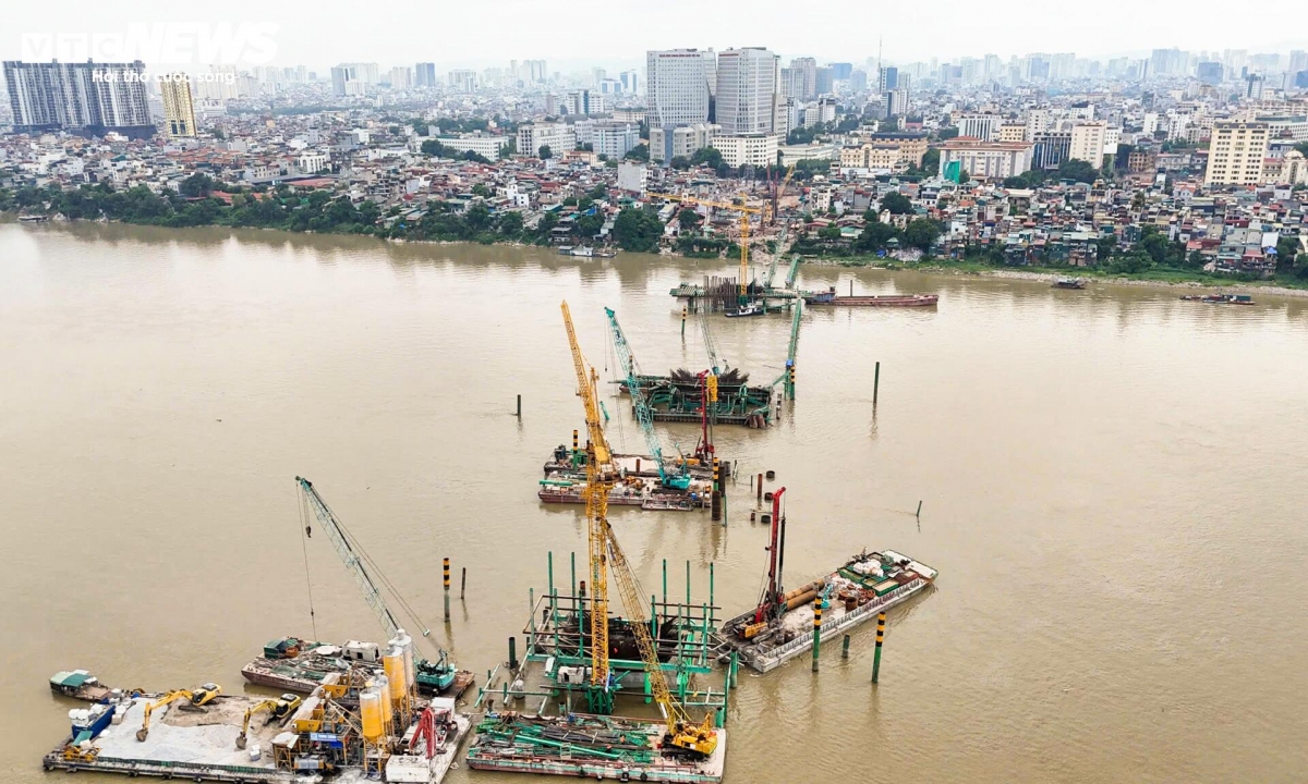 Sau hơn 8 tháng kể từ ngày khởi công, dự án cầu Trần Hưng Đạo đang bước vào giai đoạn thi công quan trọng khi toàn bộ các trụ chính giữa sông Hồng đã hoàn thành vượt lũ. Việc hoàn thành hạng mục này tạo điều kiện thuận lợi để công trình tiếp tục triển khai các hạng mục kết cấu phía trên.