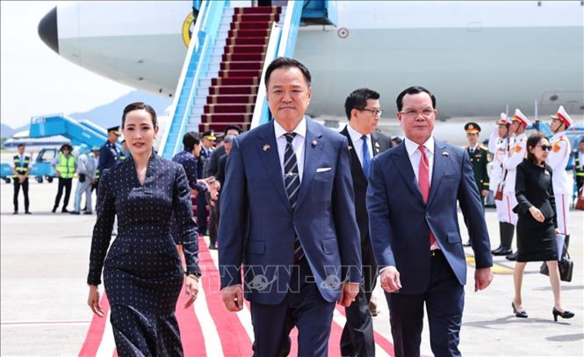 นาย เหงวียนดิ่งห์คาง สมาชิกคณะกรรมการกลางพรรคและรัฐมนตรีกระทรวงชาติพันธุ์และศาสนา ต้อนรับนายกรัฐมนตรีไทย อนุทิน ชาญวีรกูล พร้อมภริยา ณ สนามบินนานาชาติโหน่ยบ่าย (VNA)