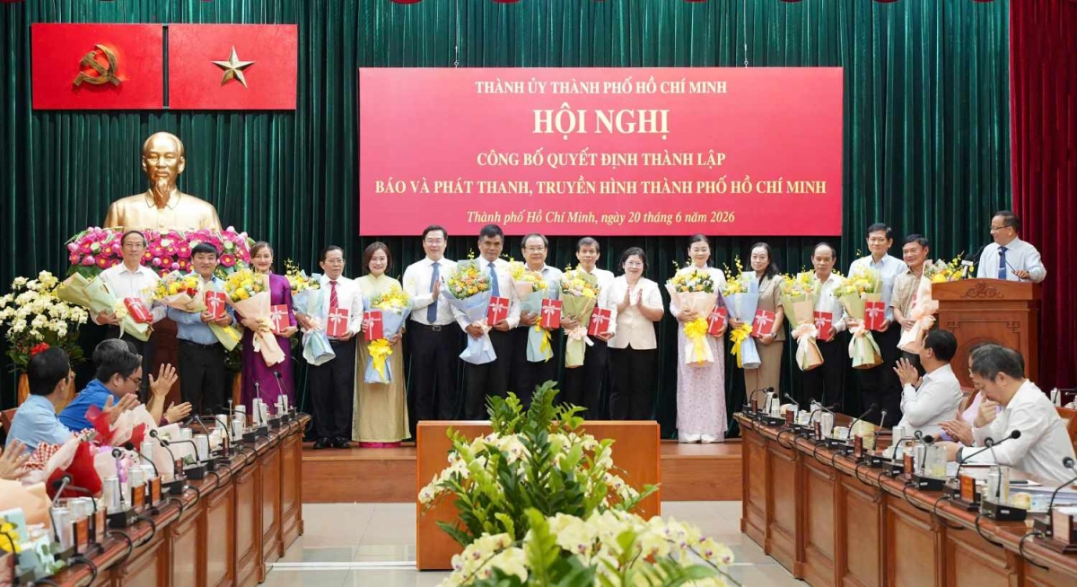 Lãnh đạo Thành ủy TPHCM tặng hoa và quà tri ân các cơ quan báo chí TPHCM. Ảnh: Khánh Hiệp/Báo Lao Động