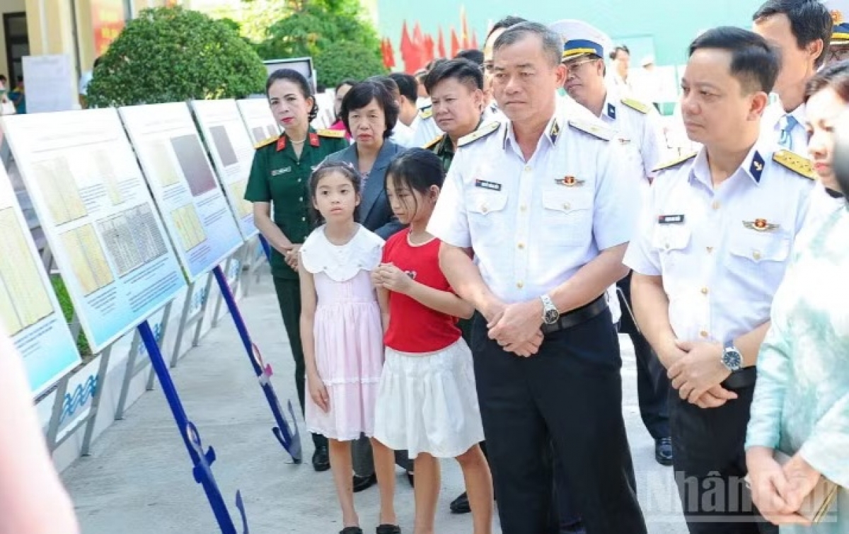 Leaders of the Naval Region 3 Command visit the exhibition “Hoang Sa and Truong Sa – Sacred Seas and Islands. (Photo: Nhan Dan newspaper)