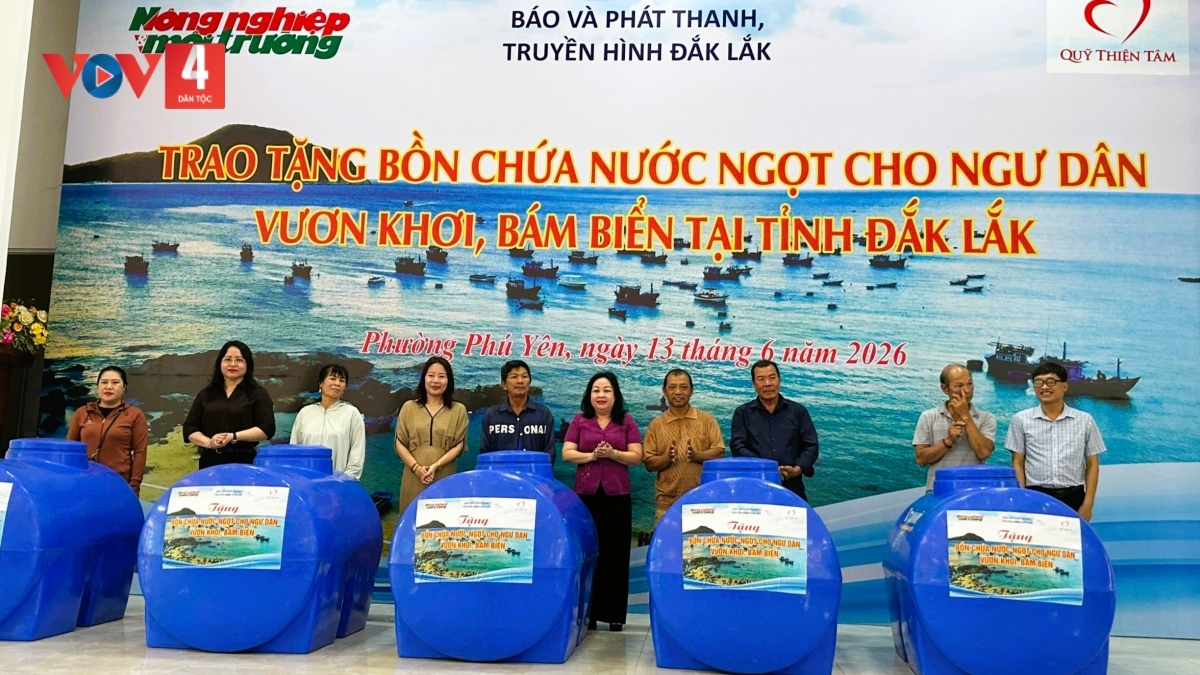 Leaders of Dak Lak Province and representatives of sponsoring businesses present freshwater storage tanks to local fishermen. (Photo: VOV)