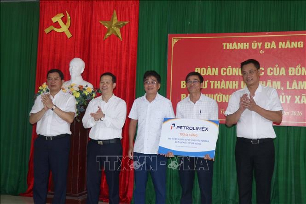 Leaders of Da Nang City and Petrolimex Da Nang Co., Ltd. present 500 water filtration units to residents of Tam Hai island commune. (Photo: VNA)