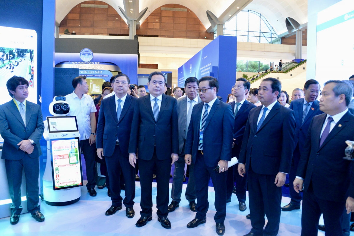 ประธานสภาแห่งชาติ เจิ่นแทงเหมินและบรรดาผู้แทนเยี่ยมชมโซนแนะนำการวางผังกรุงฮานอยแบบบูรณาการ วิสัยทัศน์ 100 ปี