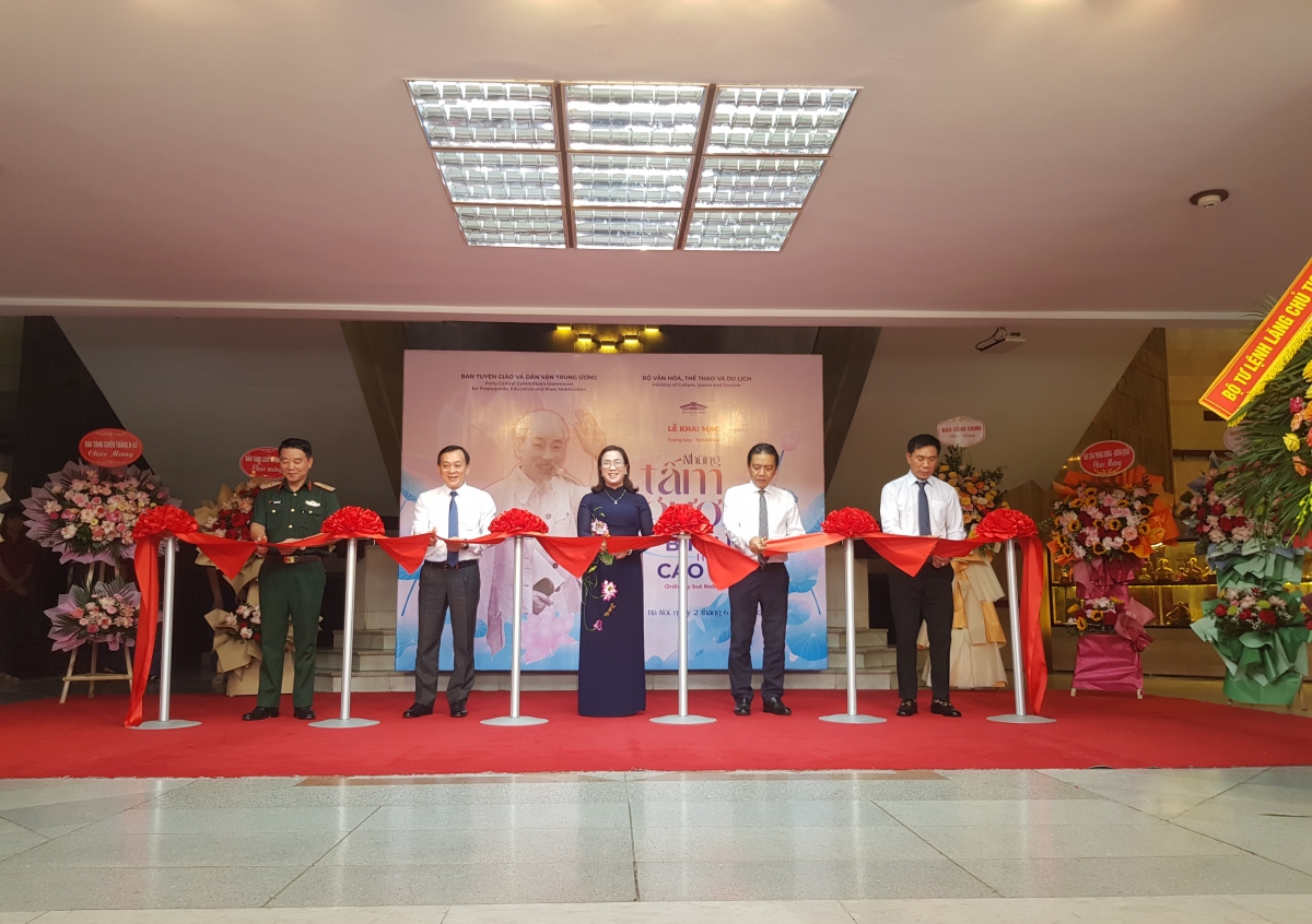 Cắt băng khai mạc triển lãm.