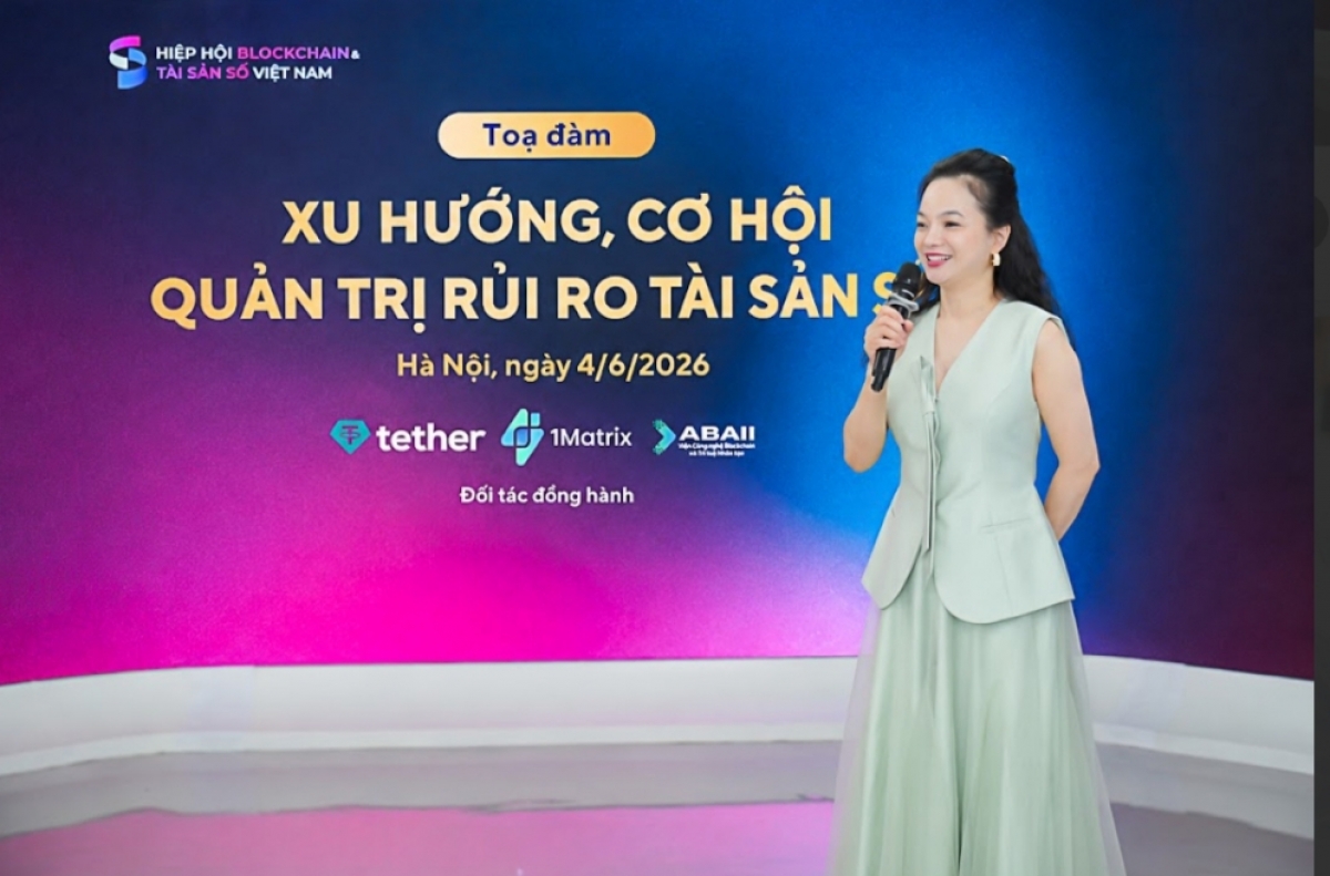 Nguyên Vân Hiên, vice-présidente et secrétaire générale de l'Association de la blockchain et des actifs numériques du Vietnam, prononce son discours lors du séminaire «Tendances, opportunités et gestion des risques liés aux actifs numériques».