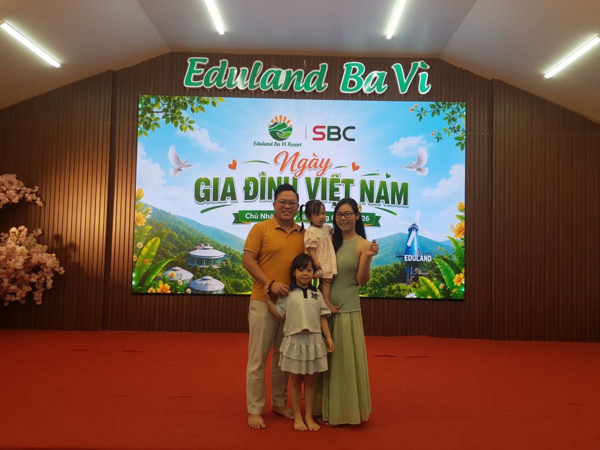 A family joining the event. Photo: Ngoc Anh/VOV5
