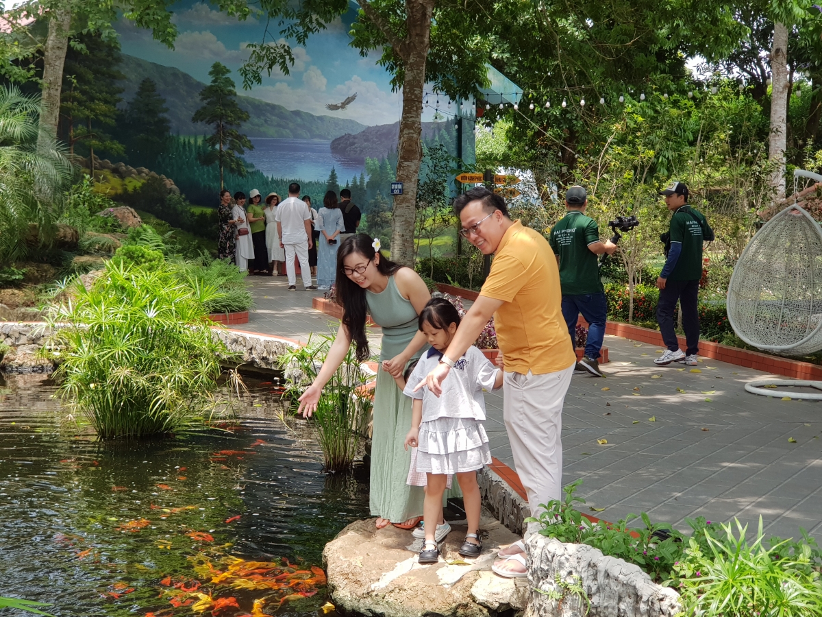 The participants visit Eduland Ba Vi resort. Photo: Ngoc Anh/VOV5