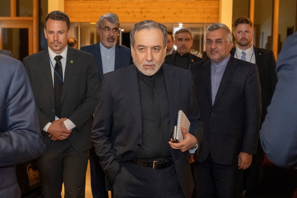 Menteri Luar Negeri Iran, Seyyed Abbas Araghchi (tengah), tiba di kawasan resor Buergenstock Resort di Obbuergen, dekat Lucerne, pada Minggu dini hari, 21 Juni 2026. Foto: Urs Flueeler/Keystone/AP