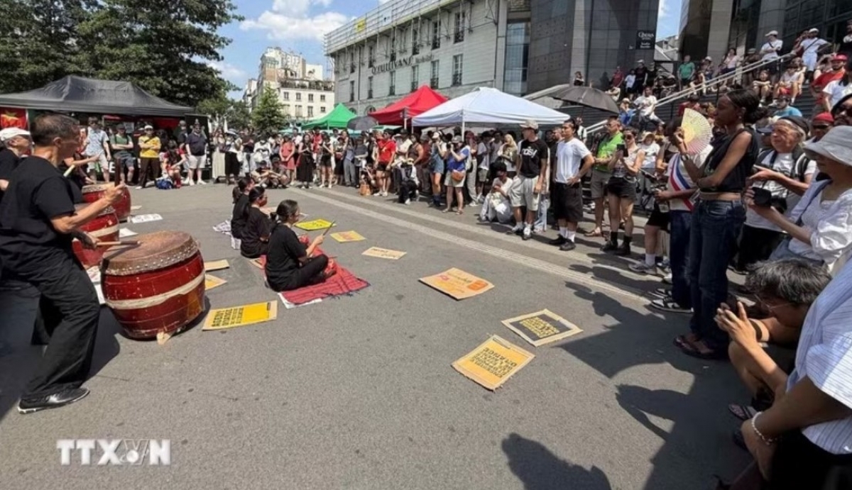 在法国巴黎巴士底广场，大量民众参加游行，声援橙剂和十氯酮农药的受害者。