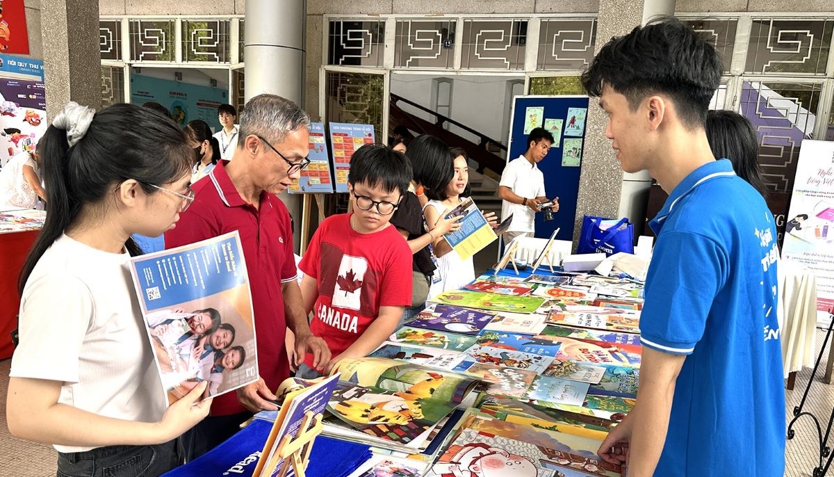 Nhiều bạn đọc nhỏ tuổi tìm hiểu các ấn phẩm tại lễ hội Sách tranh thiếu nhi Việt Nam năm 2026. Ảnh: sggp.org.vn