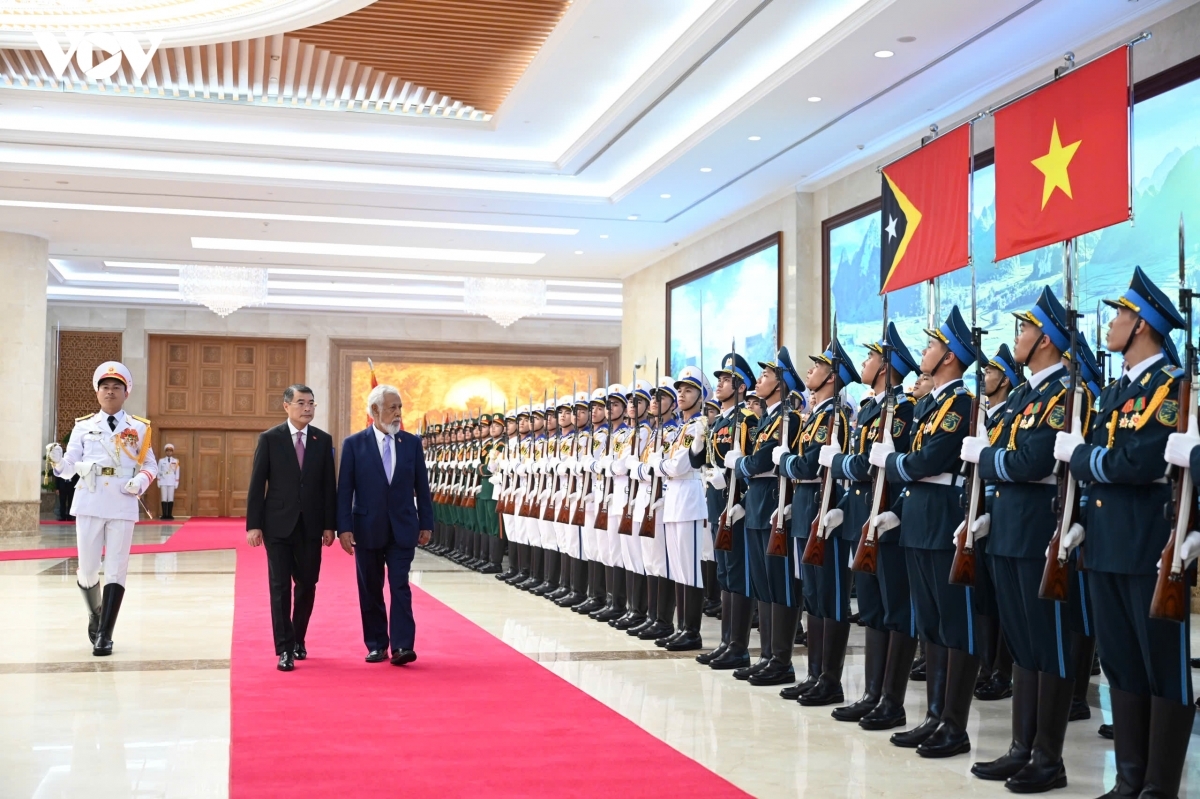 PM Le Minh Hung and his Timor-Leste counterpart Kay Rala Xanana Gusmão inspect the Guard of Honor of the Vietnam People's Army, Hanoi, June 9, 2026. (Photo: Lai Hoa)
