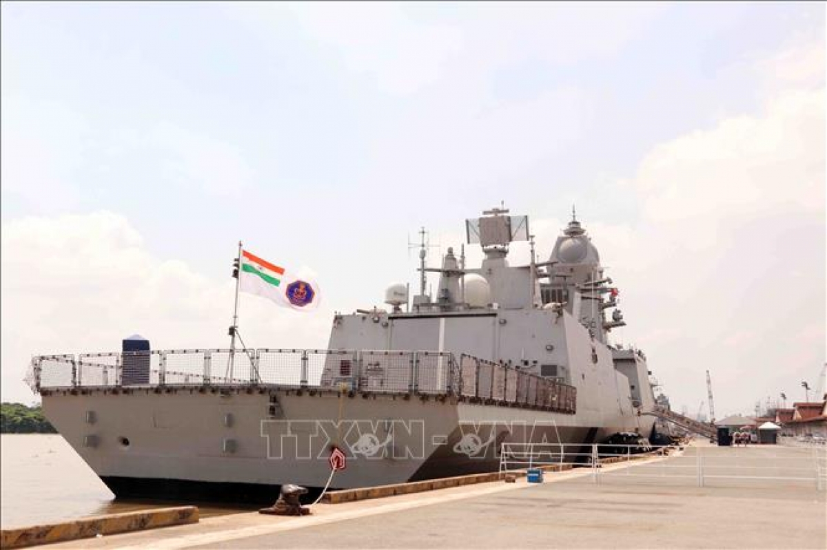 The Indian Navy flotilla comprising the frigates INS Udaygiri and INS Taragiri arrives at Nha Rong–Khanh Hoi International Port, beginning a three-day goodwill visit to Ho Chi Minh City (Photo: VNA)