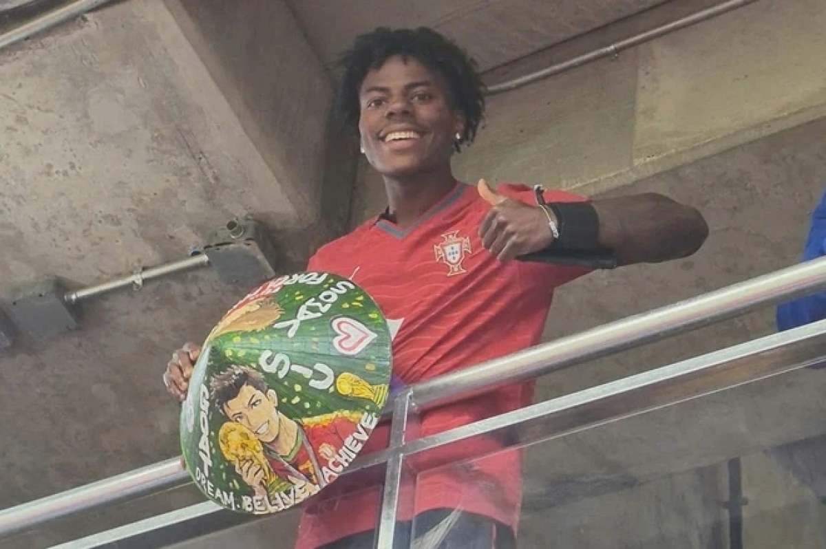 El popular creador de contenidos IShowSpeed lució un sombrero cónico vietnamita o non la durante el partido entre Portugal y la República Democrática del Congo. Foto: Facebook