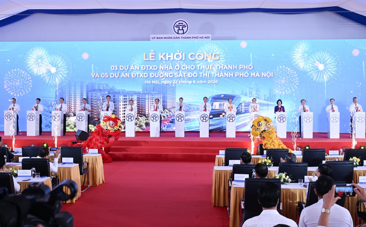 PM Le Minh Hung dan para delegasi menekan tombol untuk secara resmi membangun 5 jalur metro dan 3 proyek perumahan sewa di Hanoi. Foto: VOV