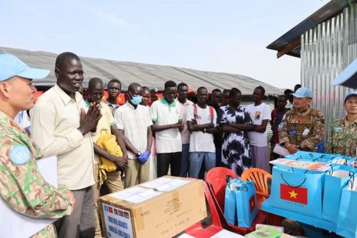 More than 500 gift sets are presented to Sunshine primary school in Bentiu, South Sudan. (Photo: quandoinhandan.vn)
