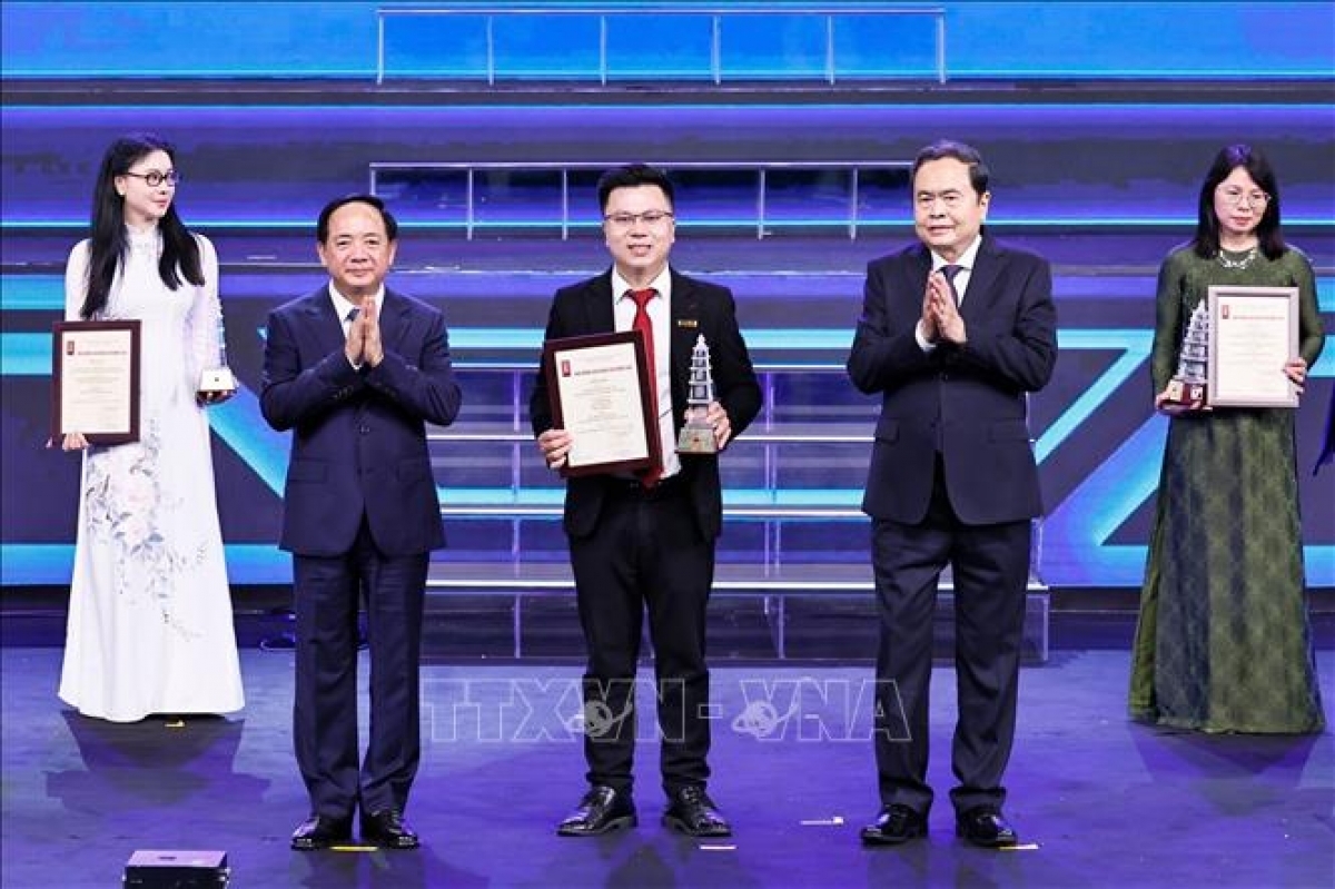 マン国会議長は受賞者に表彰状を手渡す（写真：Doãn Tấn/TTXVN）