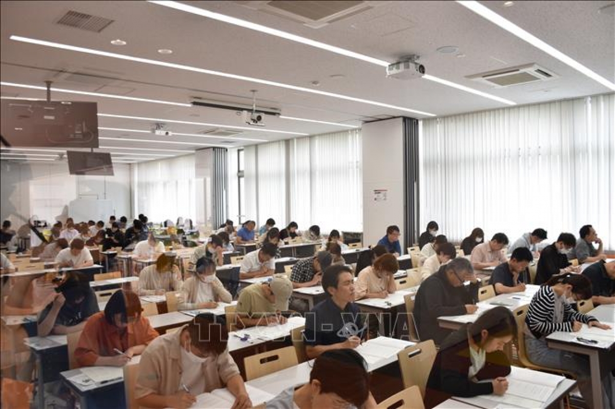 Thí sinh tại phòng thi cấp 3 đang tập trung làm bài trong phần thi nghe hiểu tiếng Việt. Ảnh tư liệu: Nguyễn Tuyến/PV TTXVN tại Nhật Bản