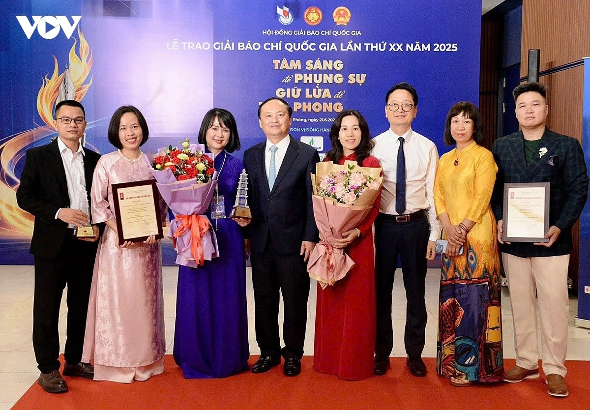 VOV President Do Tien Sy and winning journalists of VOV (Photo: VOV)