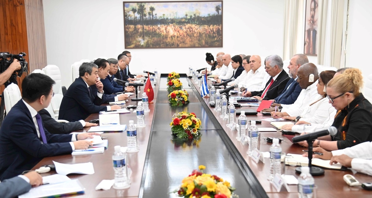 La sesión de trabajo entre las dos delegaciones para informar sobre los resultados del XIV Congreso Nacional del Partido Comunista de Vietnam. Foto: VNA