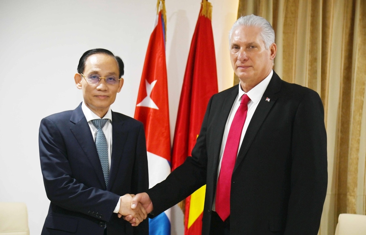 El ministro de Relaciones Exteriores de Vietnam, Le Hoai Trung (i.) y el primer secretario del Partido Comunista y presidente de Cuba, Miguel Díaz-Canel. Foto: VNA