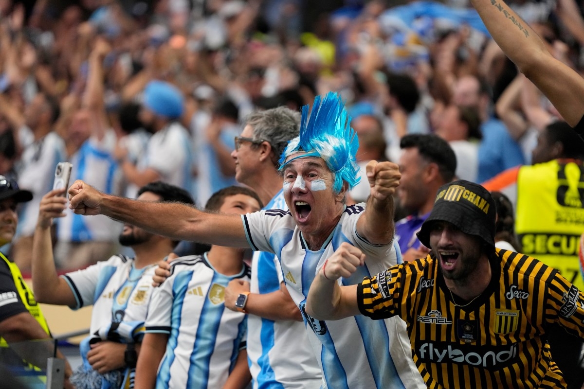 Des supporters argentins célèbrent le deuxième but de leur équipe lors du match du groupe J entre l’Argentine et l’Autriche, à Arlington, près de Dallas (Texas), le 22 juin 2026.  Photo: AP/Ashley Landis
