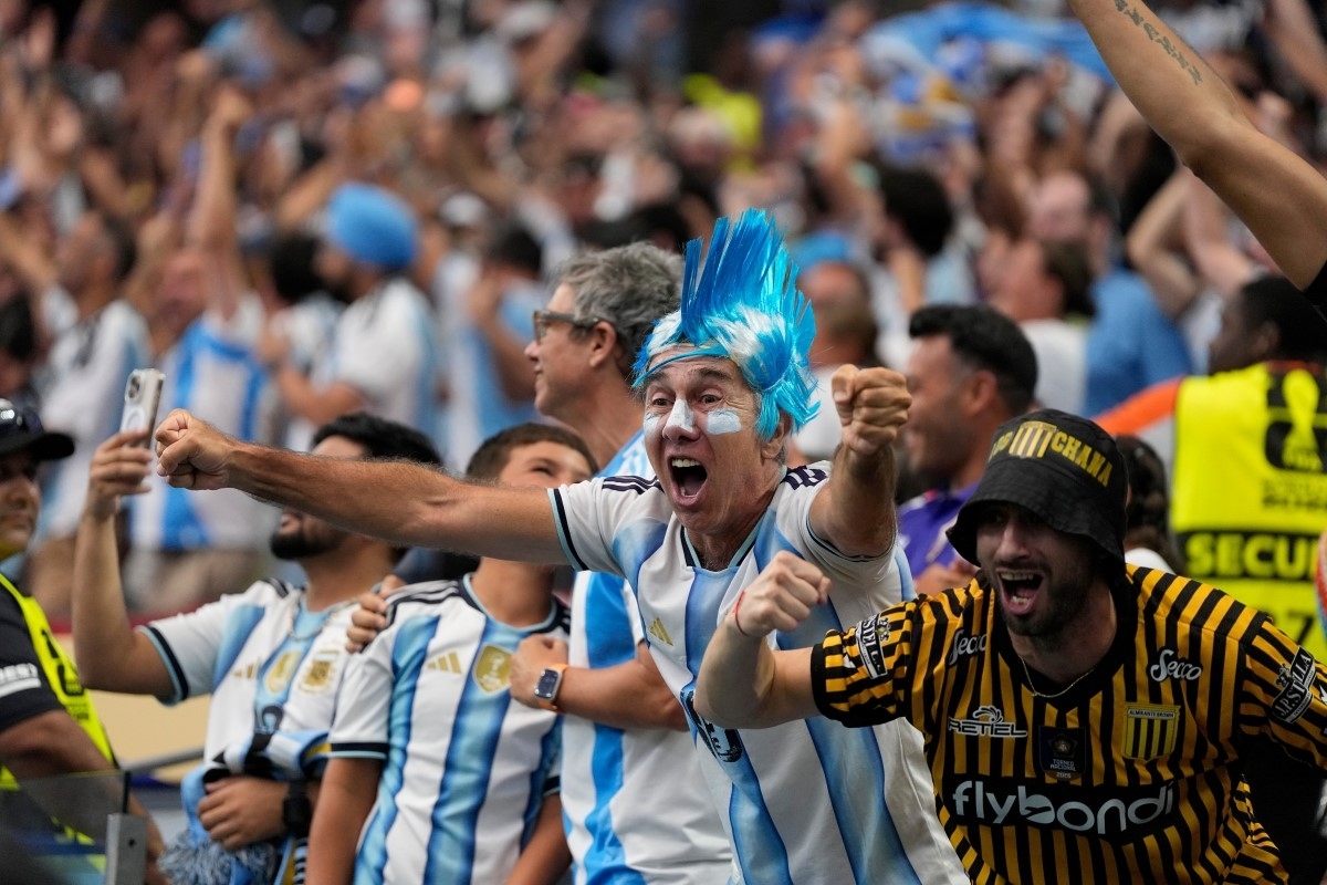 Los fanáticos de Argentina celebran el segundo gol de su equipo en el partido del Grupo J de la Copa Mundial entre Argentina y Austria en Arlington, Texas, cerca de Dallas, el lunes 22 de junio de 2026. Foto: AP/Ashley Landis