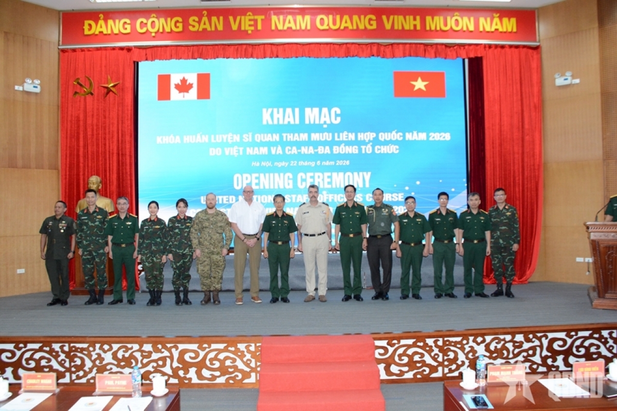 Cán bộ, chỉ huy Cục Gìn giữ hoà bình Việt Nam và các đại biểu, giảng viên tại lễ khai mạc. Ảnh: qdnd.vn