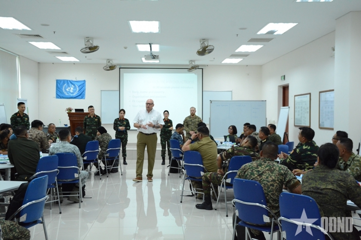 Instructores canadienses y miembros del equipo docente durante la sesión de formación. Foto: qdnd.vn
