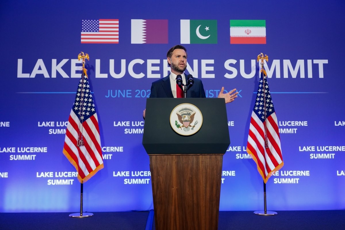 J.D. Vance face aux médias après les discussions américano-iraniennes au Bürgenstock (Suisse), le 22 juin. Photo: AP