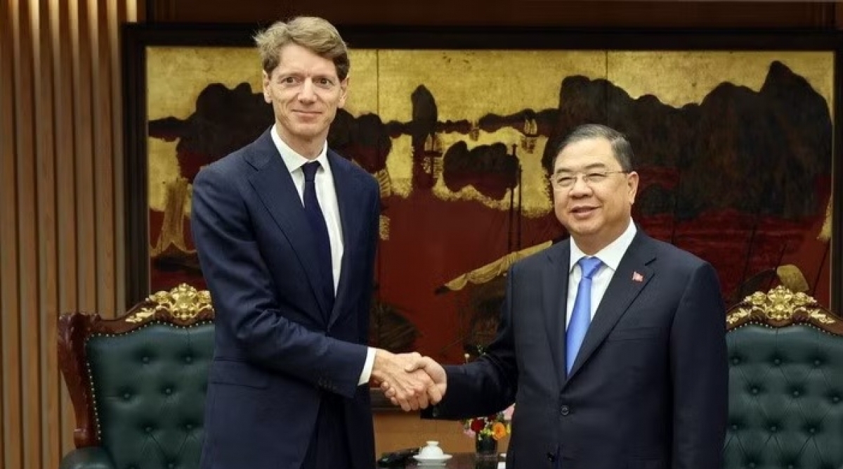 El viceprimer ministro permanente, Pham Gia Tuc, recibe a Robert Maersk Uggla, presidente de A.P. Moller Holding (APM Holding) y presidente de Maersk Group (miembro de APM Holding). Foto: VGP