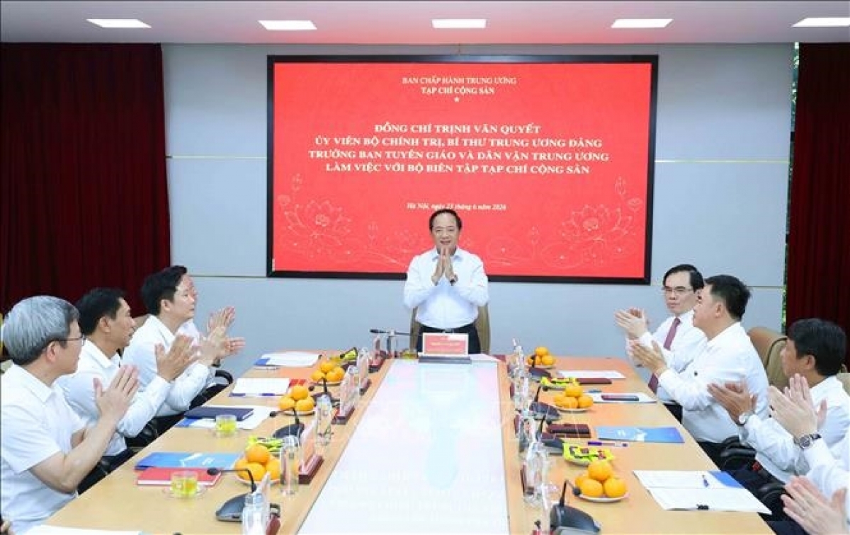Trưởng ban Tuyên giáo và Dân vận Trung ương Trịnh Văn Quyết làm việc với Bộ Biên tập Tạp chí Cộng sản. Ảnh: TTXVN