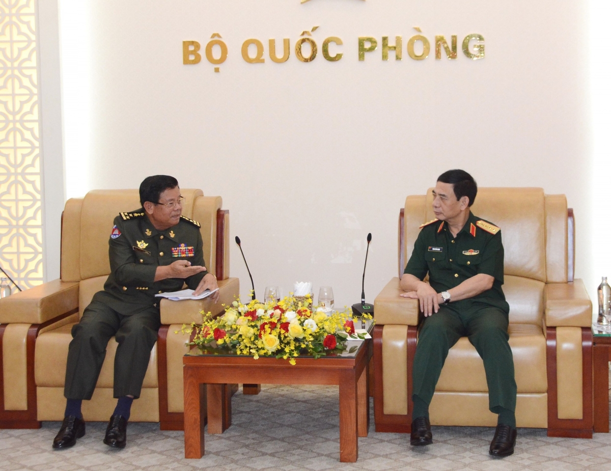 នាយឧត្តមសេនីយ៍ ផាន់ វ៉ាន់យ៉ាង ឧបនាយករដ្ឋមន្ត្រី និងជារដ្ឋមន្ត្រីក្រសួងការពារប្រទេសវៀតណាម បានទទួលជួបជាមួយនាយឧត្តមសេនីយ៍ ប្រាក់ សុវណ្ណា រដ្ឋលេខាធិការក្រសួងការពារជាតិកម្ពុជា។ រូបថត៖ Nguyen Hoang/VGP